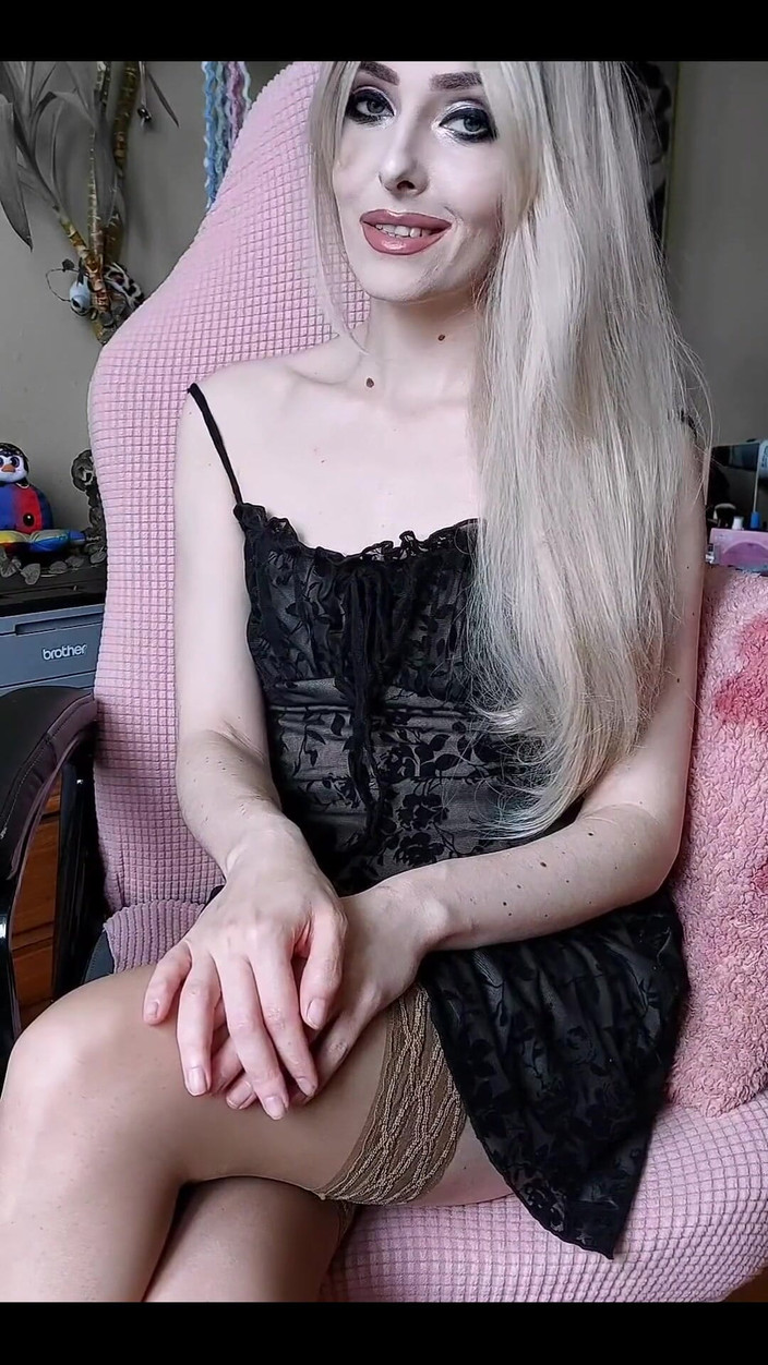 Lilianna20: Une blonde à la chatte lisse et ferme aux petits seins