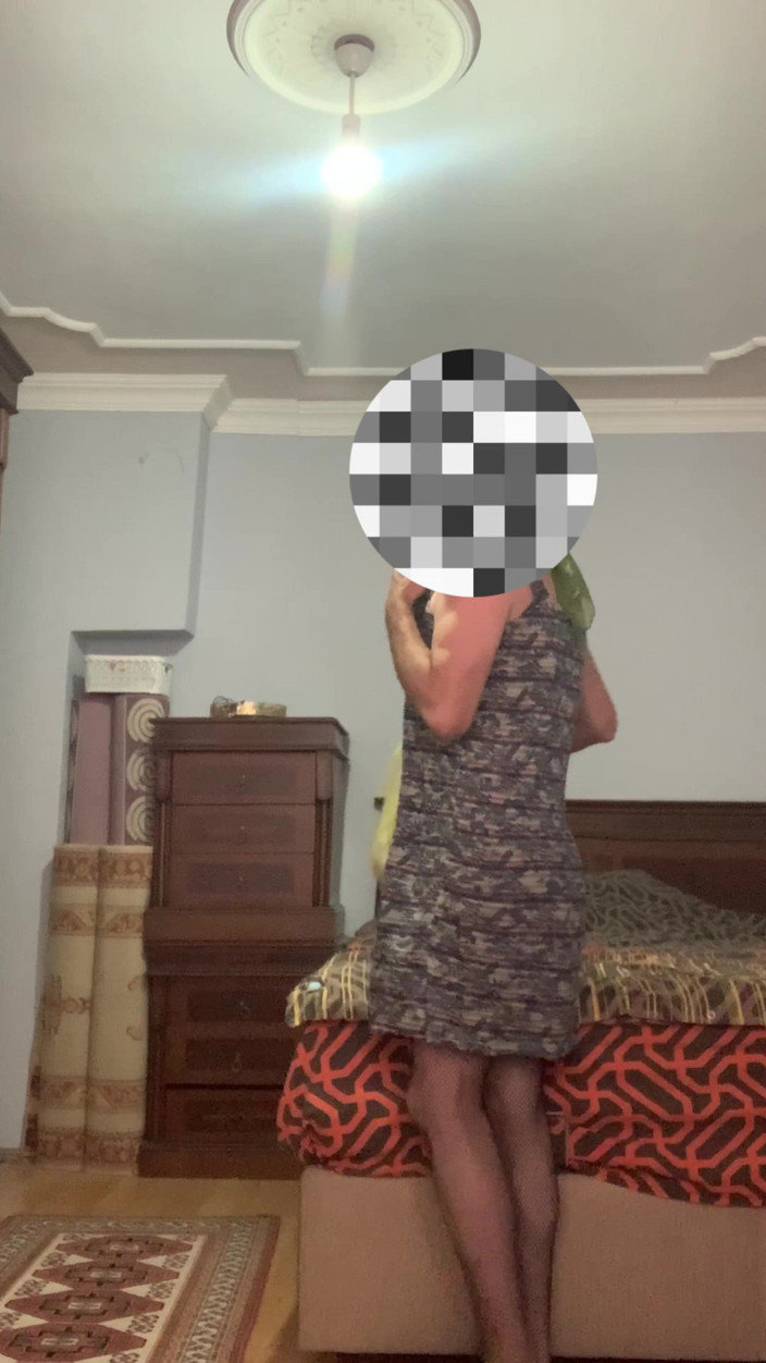 cd_aysemmm: Ibu tiriku dengan pantat montok berhijab lagi buka baju