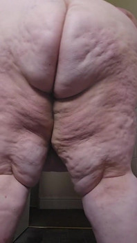 Une SSBBW géante marche vers vous