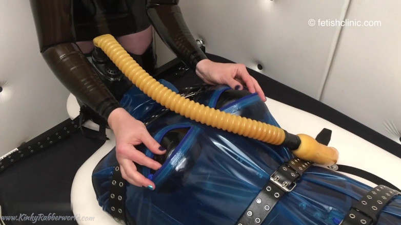Fem Latex: Latexová Lea Lesbická klinika hry