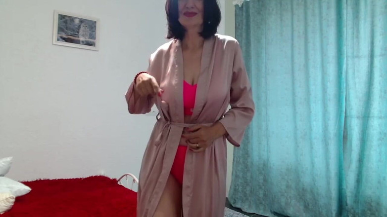 ANGELA_LADY: 操了她毛茸茸的阴户，向所有人展示一个湿润的小穴，她的双腿张开