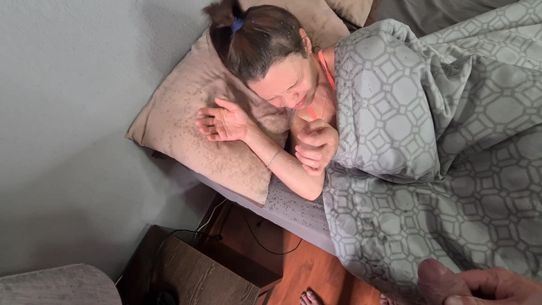 domslutfucker: Mager meisje wordt pissig in bed en zuigt pik schoon