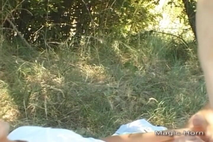 Enjoy German porn: Denna gård tyska tjej fick rida kuk i Rewerse cowgirl