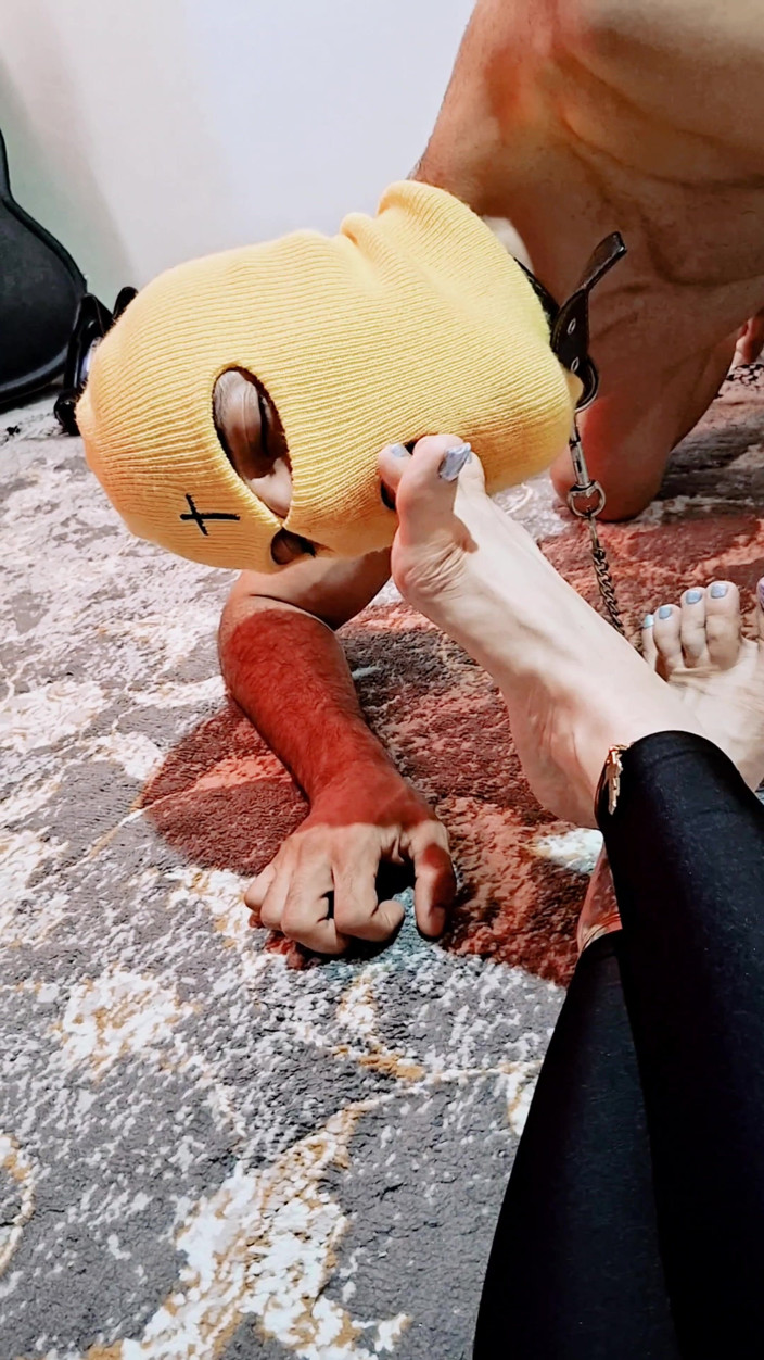Miss lilith: Slave Trained to Worship Feet 11 Deep Licking &amp; Kissing