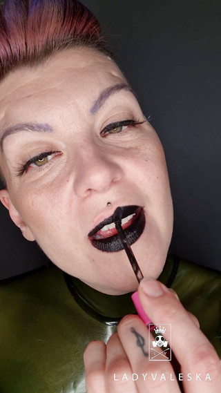 Lady Valeska: デートのために唇の準備をする