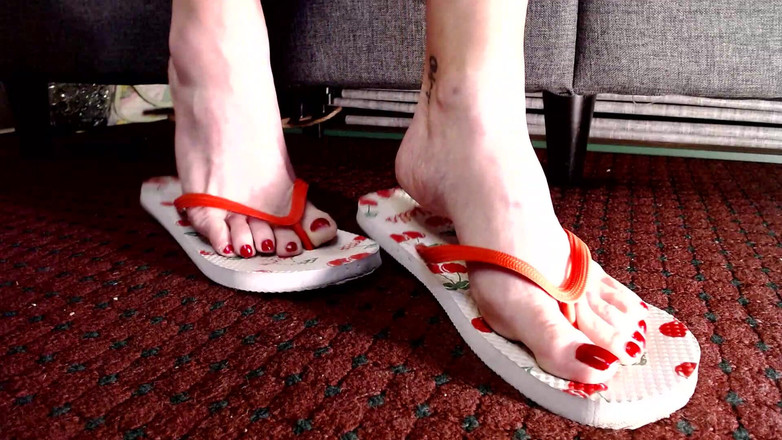 Abby Anna: Unghie dei piedi rosse flop flop piedi maturi