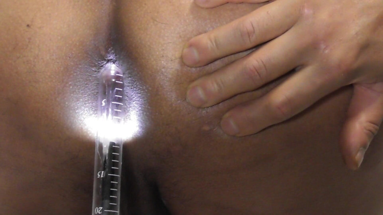 Osiritikubi: Miré el agujero de mi trasero con un endoscopio.
