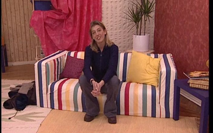 YOUR FIRST PORN: Sympatisk Patrizia rakar hennes fitta smidig