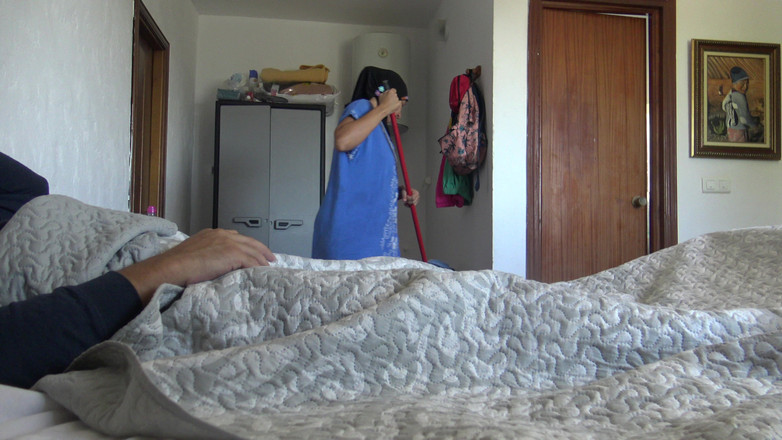 Souzan Halabi: 本物の素人清掃メイドが初めてのアナル舐めをし、彼の精液を飲み込む