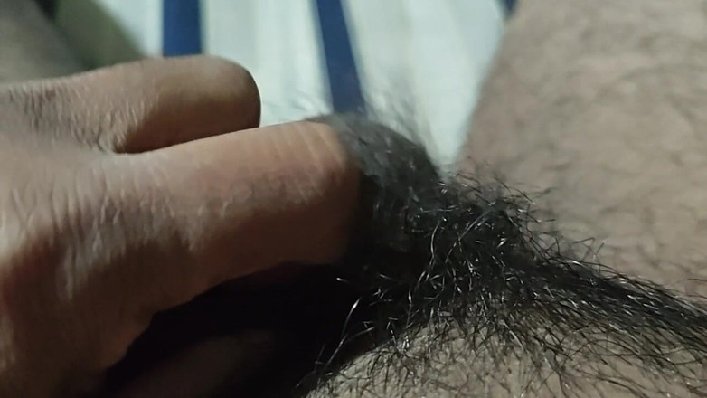 Hot Chilli 2025: 部屋で勃起しようとする単純な男