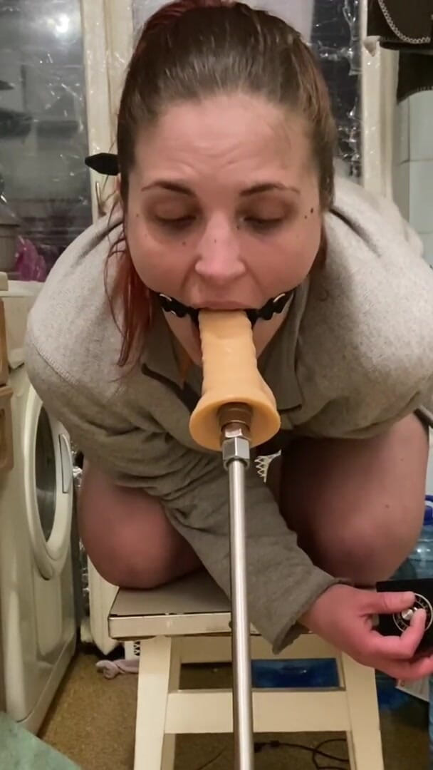 Elena917: fuck machine through a mouth ring