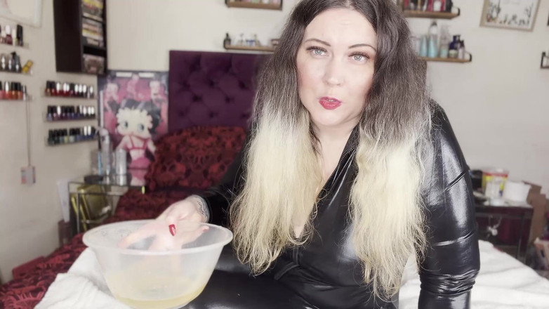 MissFFW: Herrin Ffw pisst in eine Schüssel, um verlierer zu zeigen