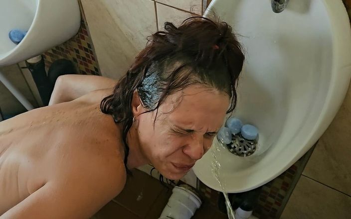 Mpussypunisher: Compilation de toilettes humaines avec des putes à pisse