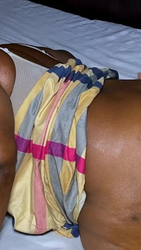 Istri tetangga dengan pantat bahenol lagi asik ngentot memek tebalnya