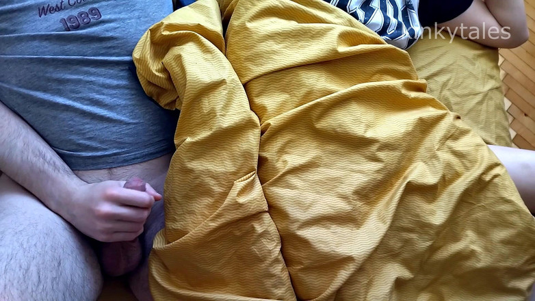 StepSisDiary: मैंने अपनी सौतेली बहन के साथ एक बिस्तर साझा किया और दीवार के पीछे सेक्स की आवाज़ें सुनीं। सो नहीं गया और क्रीम के लिए