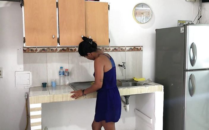 Johanna_love: Adik tiriku yang sange nyepong kontolku di dapur rumah
