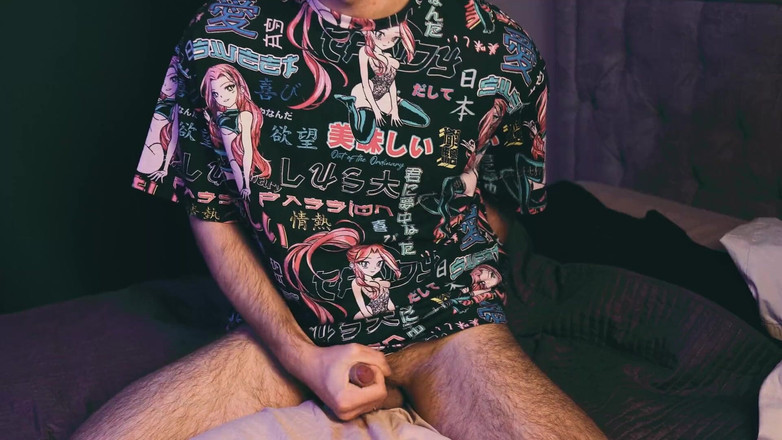 NoelDero: एनीमे टी-शर्ट में एक जवान आदमी जोर से हस्तमैथुन करता है और वीर्य से अपने तकिए को स्मियर करता है। 4k Video