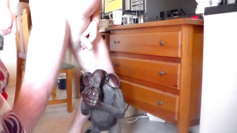 Sex hub male: ジョンは猿の像におしっこをしている