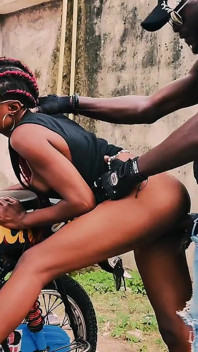 Biker kecil molek seksi Vera menggoda kote hitam besar bollock untuk berkongkek dalam perjalanan motosikal