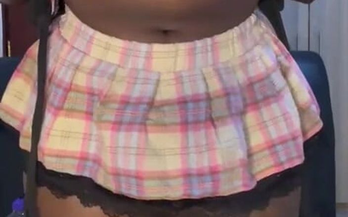 Nasty_hotbabe: 穿着大学制服的大屁股黑人学生玩弄屁股！