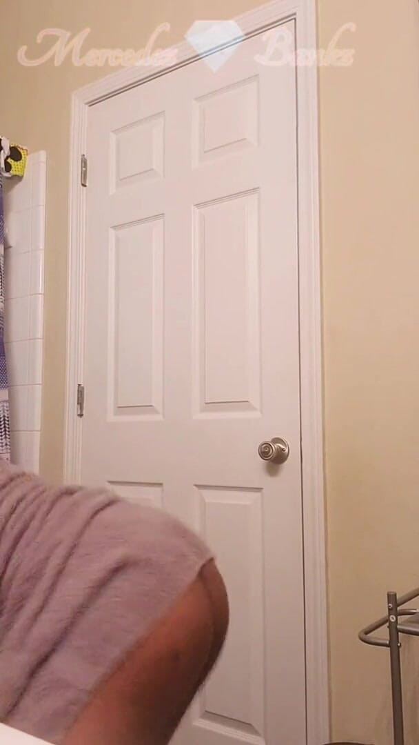 Mercedez Bankz: XH naked twerk 2 July 2021