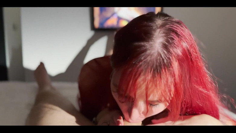 Sandy and Chris: Cewek seksi ini lagi asik nyepong kontol sampai dicrot di...