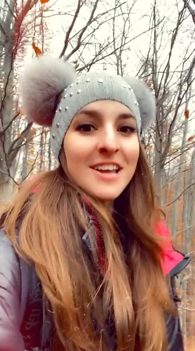 Amirah Adara: Đi dạo trong rừng trong buổi chụp hình