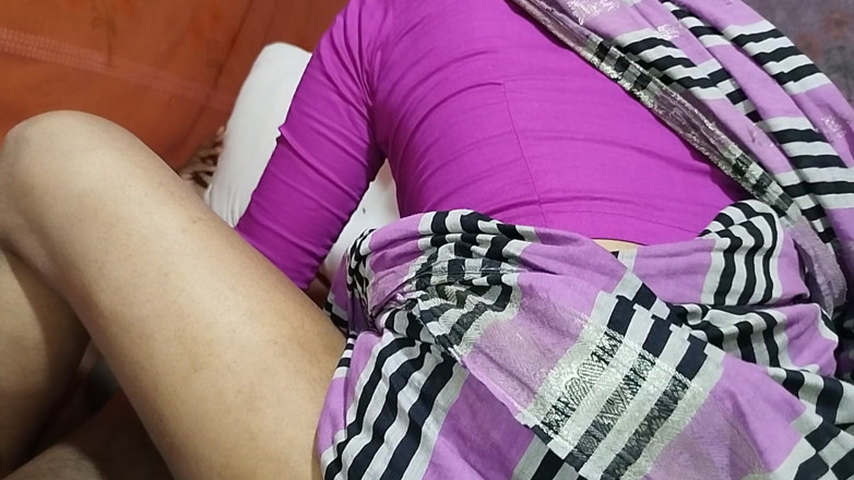 Deshi women: 18岁的印度年轻妻子与她的继父发生性关系
