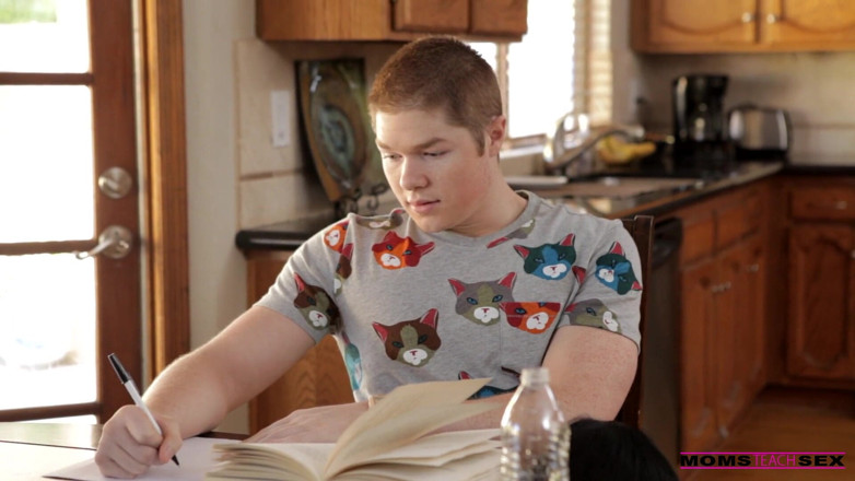 Moms teach sex: Study Session Turns Sexual - S1:e5