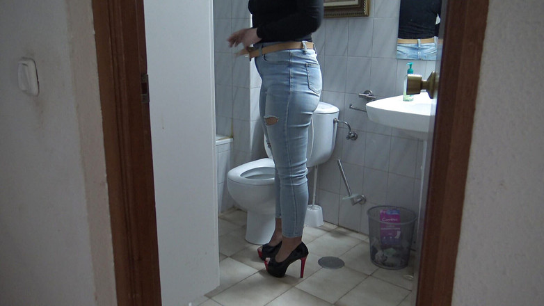 Stepmom Susan: 継母は彼女がおしっこをしているのを見て私を捕まえました、そして彼女は気にしませんでした