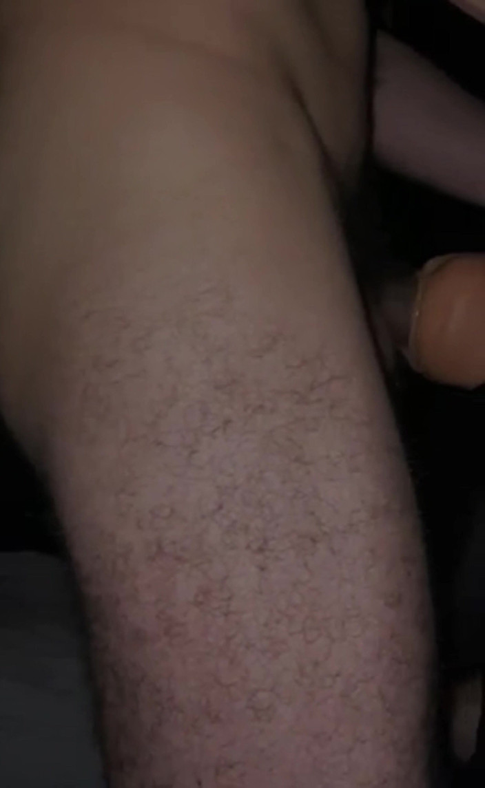 Broken holes - gay cuckold: Son Petit Ami S’est Couvert Les Yeux Pour Que J’utilise...