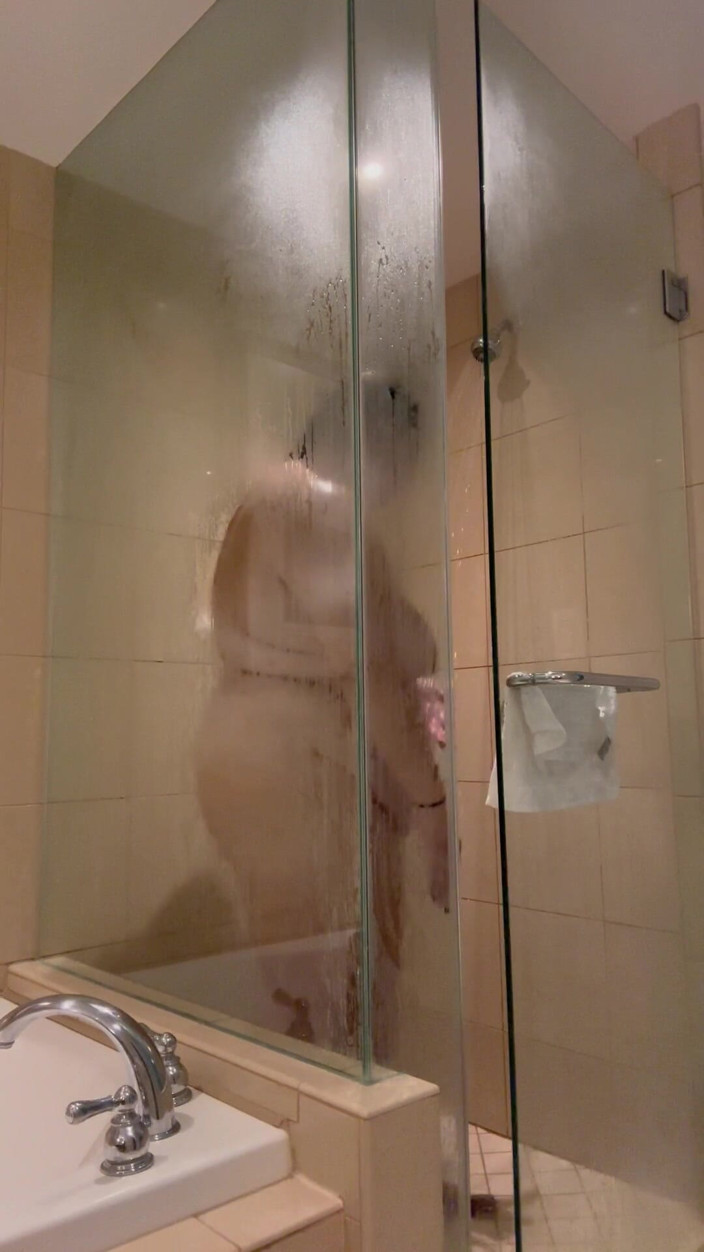 SofieeSoles: BBW Gets Wet in Shower