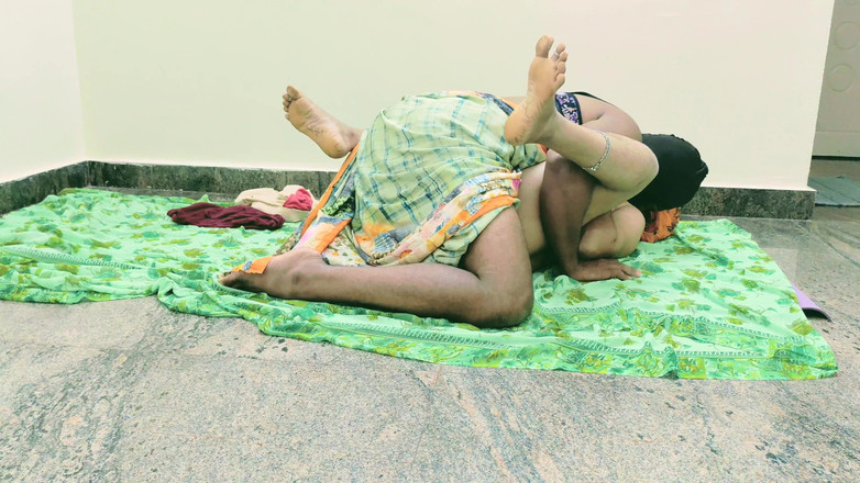 Mrbunty98: Hintli kadın kılıklı erkek arkadaş sari giyiyor ve kız arkadaşını...