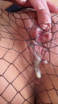 Zwarte mesh, witte hitte - mijn pulserende zoetheid druipt hieronder