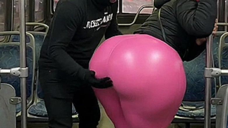 Animate golden: Une fille à gros cul en pantalon noir se fait presser...