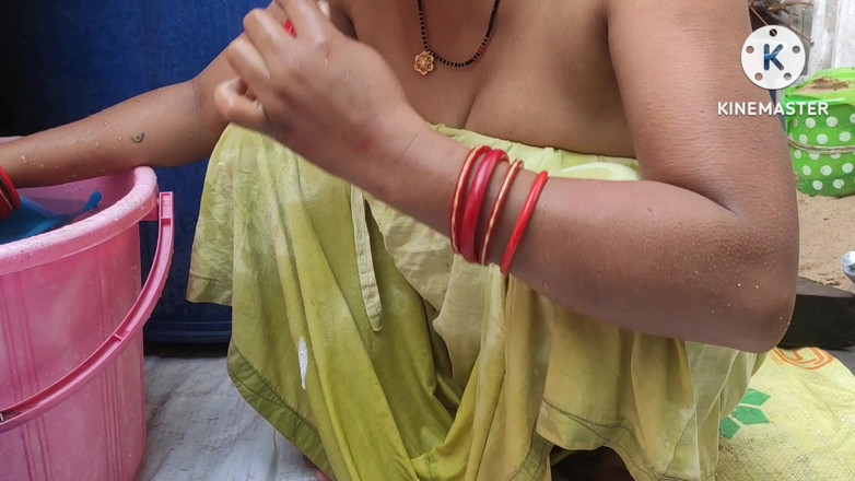 Anita yadav: 핥고 물