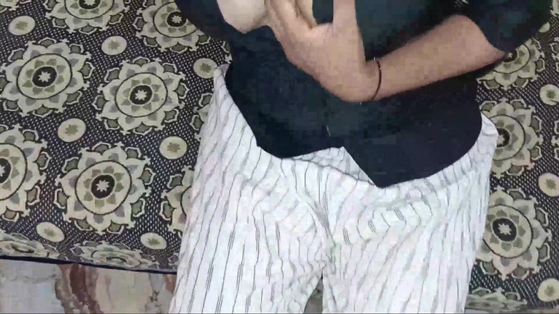 Apple Porn: Une belle soubrette indienne se fait baiser pour la première...