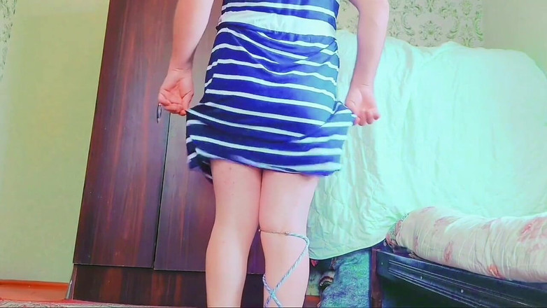 Kitty_Cross: Короткое платье, горячие ноги, круглая блондинки-ледибой в домашнем видео кроссдрессер-модель