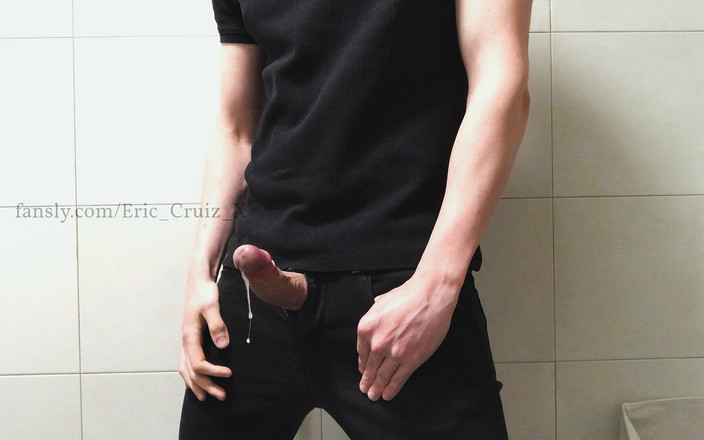 Eric_Cruiz_X: 我在浴室里撸管大量射精。