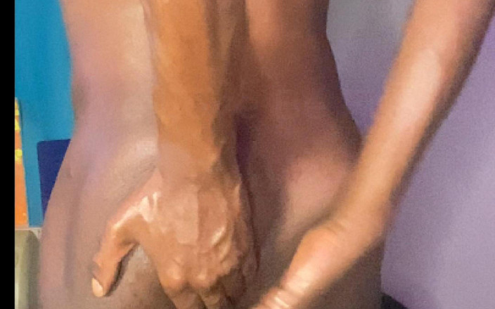 MerlinMystique: Černá transwomanka lemuje bambucké máslo