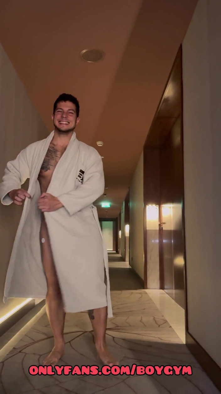 BoyGym: 我在酒店里展示的巨大鸡巴希望没有人看到我！
