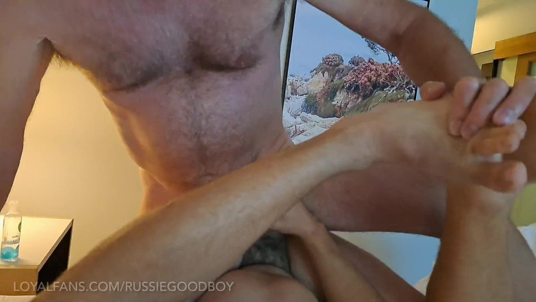 Russie Goodboy: Il patrigno verbale mi scopa senza preservativo a letto, succhia...