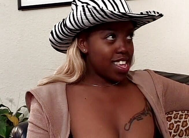 Dark Extreme: Duży tyłek murzynka loszka z dużymi cyckami dostaje cipkę zaoraną