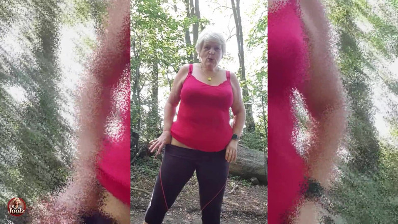 Uk Joolz: Striptis di Dalam Hutan