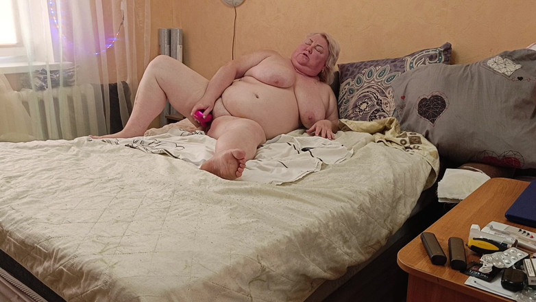 Zona901: La matrigna con il culo grosso si masturba la figa...