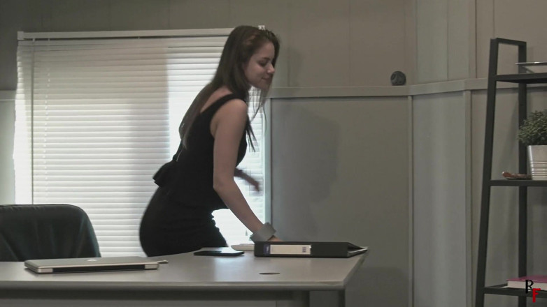 RF studio production: Leya probeert zichzelf te bondage en gaat te ver