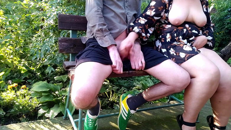 OurFetishLife: Ibu mertua yang bengkung mengelip tetek semula jadinya di taman...