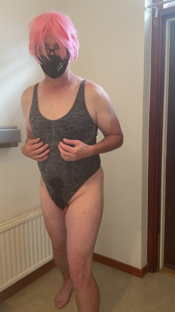 Julia Trans: ピンクの髪の娼婦は自慰行為をし、射精し、お漏らししている