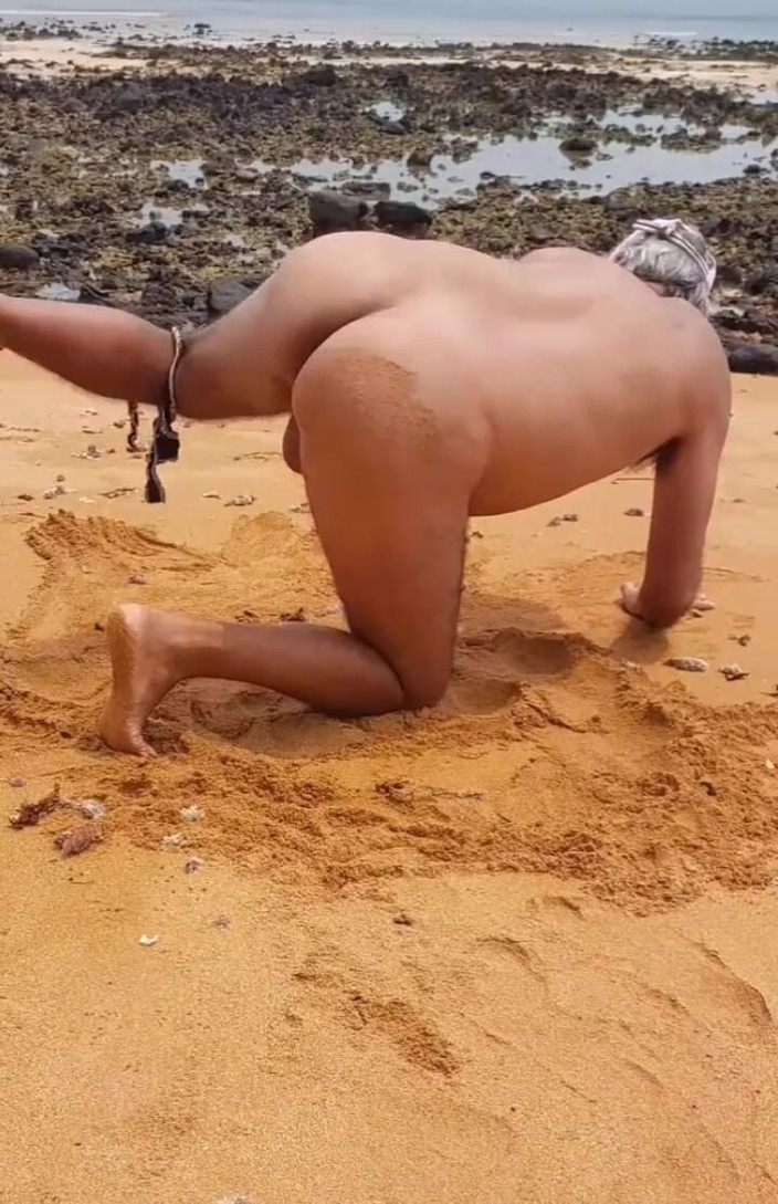 Ladysilvas: Ladysilva plajda ateşli götünü gösteriyor