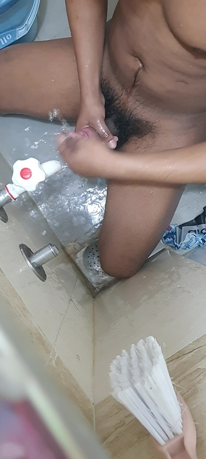 Ahir: Un garçon sexy se masturbe en se baignant